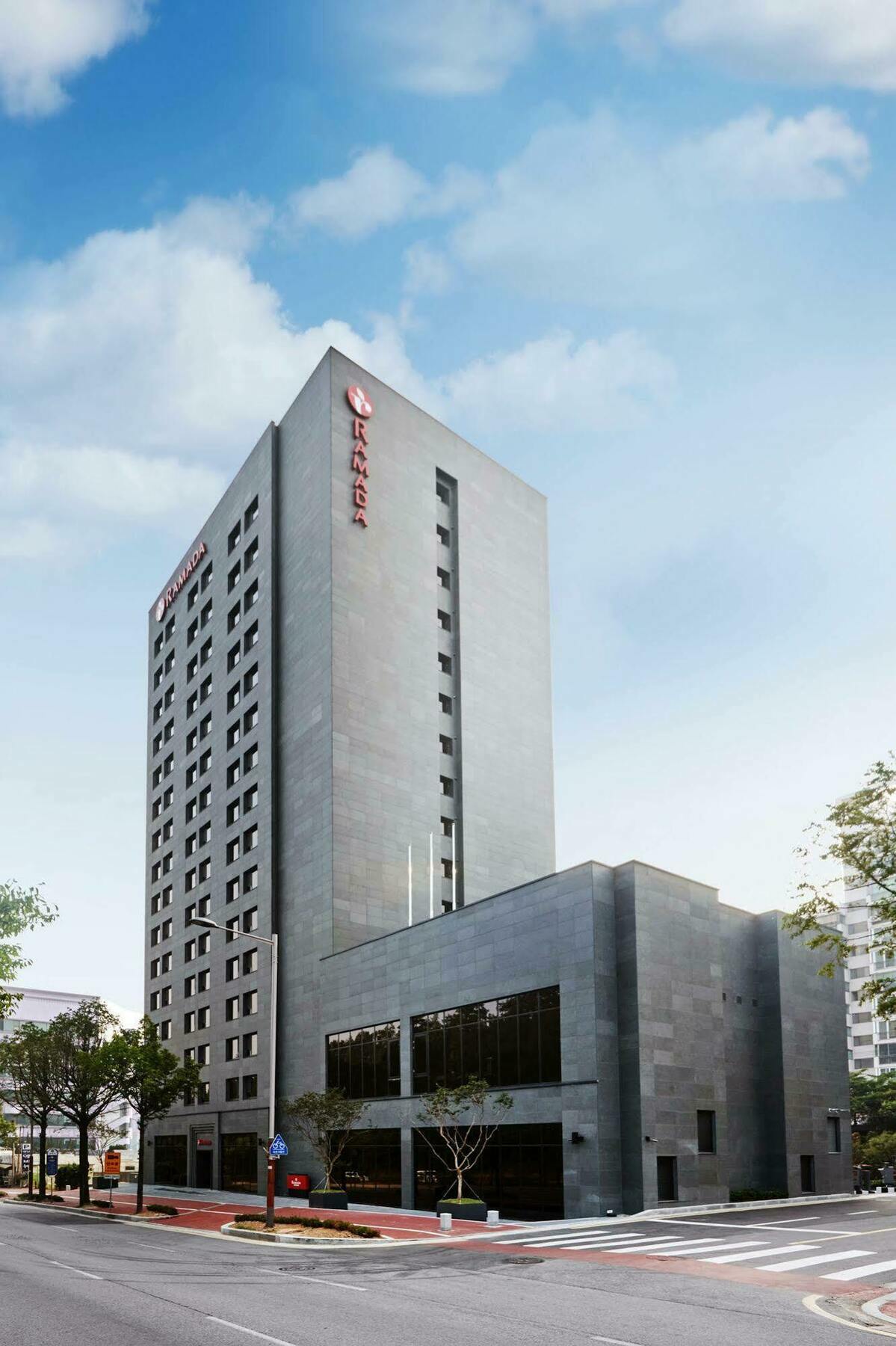 Hotel Ramada By Wyndham Gunsan Exterior foto